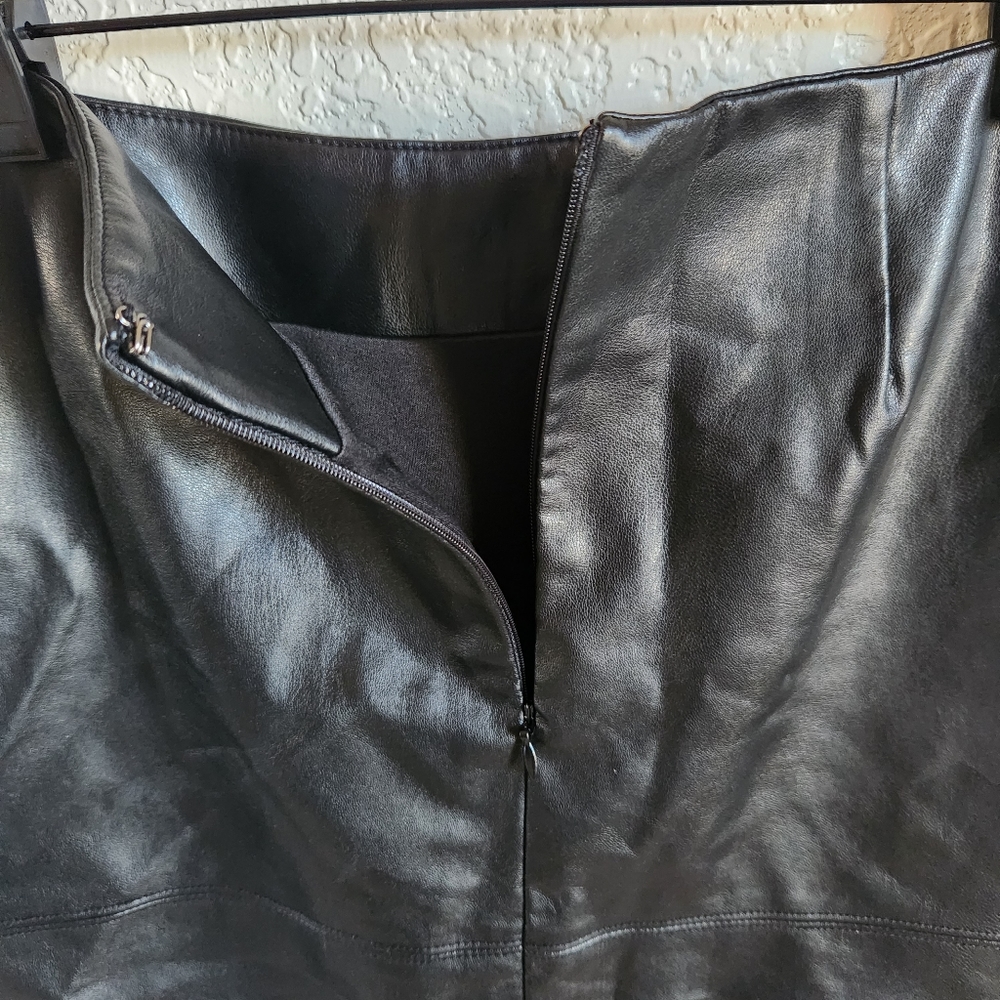 🔥NWOT Faux Leather Pencil Wiggle Skirt Vegan Size 2P - Picture 6 of 10